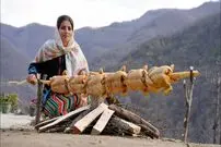 ببینید| غذای روستایی در ایران؛ کباب کردن مرغ کامل در روستایی کوهستانی