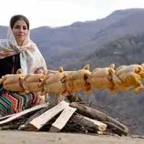 ببینید| غذای روستایی در ایران؛ کباب کردن مرغ کامل در روستایی کوهستانی