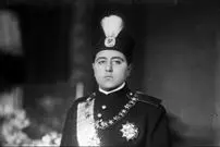 عکس| سفر در زمان؛ «احمدشاه» هنگام جلوس بر تخت مرمر در کاخ گلستان