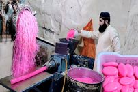 ببینید؛ مراحل جالب تولید سنتی صابون حمام در کارگاهی در پاکستان