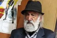 عکس| سفر زمان؛ «خلیل عقاب، پدر سیرک ایران» در جوانی در حال بلند کردن الاغ؛ دهۀ 40