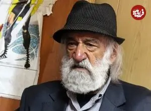 عکس| سفر زمان؛ «خلیل عقاب، پدر سیرک ایران» در جوانی در حال بلند کردن الاغ؛ دهۀ 40