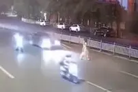 (ویدیو) پرواز دو عابر پیاده به آسمان پس از تصادف مرگبار و وحشتناک با یک خودرو