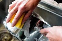 شستشوی ظروف آلومینیومی کدر با مواد طبیعی