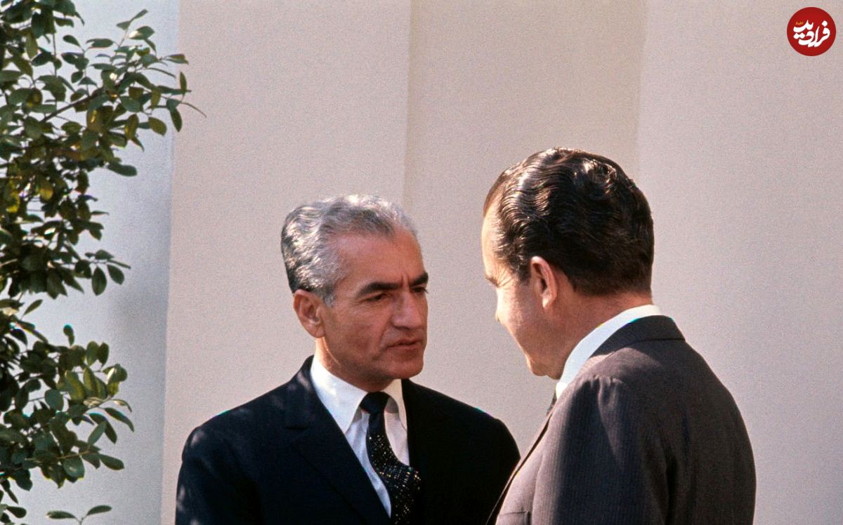 عکس؛ سفر در زمان؛ «ملکه الیزابت در حال پیاده شدن از کالسکه با کمک محمدرضا پهلوی»؛ سال 1338