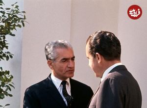 عکس؛ سفر در زمان؛ «ملکه الیزابت در حال پیاده شدن از کالسکه با کمک محمدرضا پهلوی»؛ سال 1338