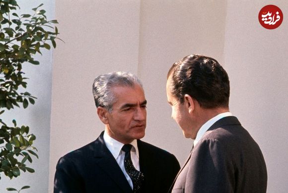 عکس؛ سفر در زمان؛ «ملکه الیزابت در حال پیاده شدن از کالسکه با کمک محمدرضا پهلوی»؛ سال 1338