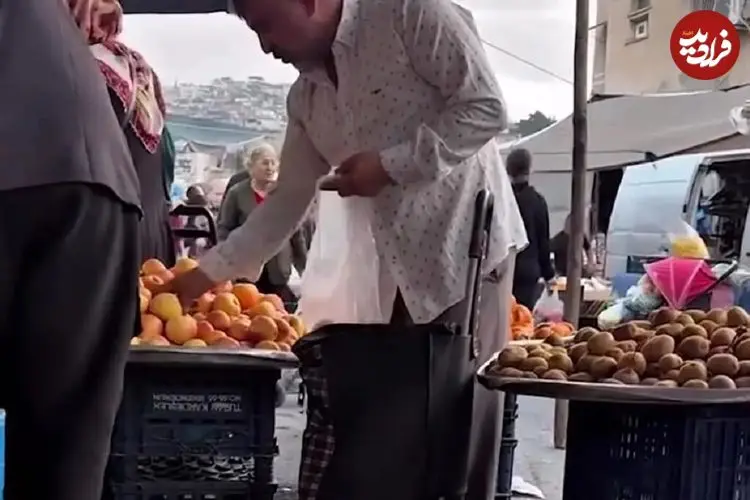 ببینید؛ روش جدید سرقت میوه هنگام خرید