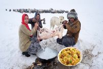 ببینید؛ غذای عشایری در افغانستان؛ پخت چلو بریانی با گوشت گوسفند در برف شدید 