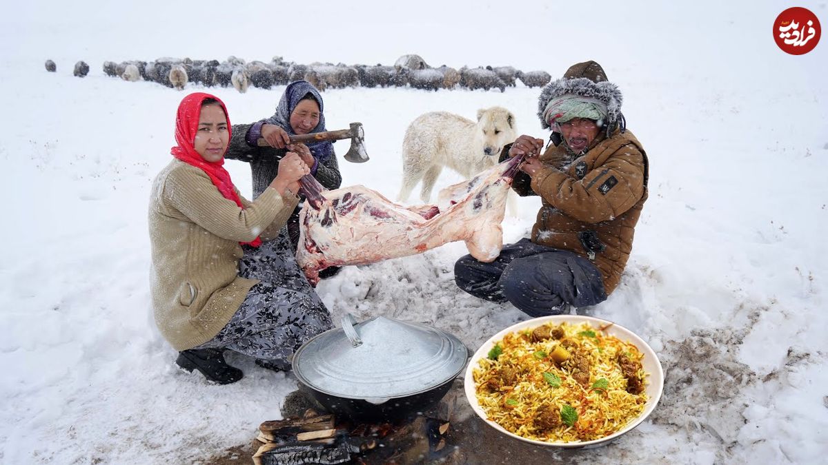 ببینید؛ غذای عشایری در افغانستان؛ پخت چلو بریانی با گوشت گوسفند در برف شدید