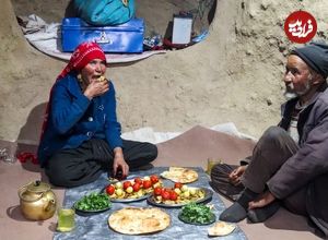 (ویدئو) پخت یک غذا با بادمجان و سبزیجات توسط زوج مسن غارنشین افغان