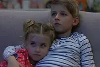 (ویدیو) پسربچه خردسالی که با مهارت باورنکردنی اش جان خواهرش را نجات داد