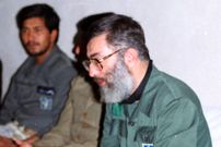 عکس؛ سفر به تاریخ؛ «رهبر انقلاب» در حال سینه‌زنی در میان رزمندگان در جبهۀ جنوب؛ سال 1367