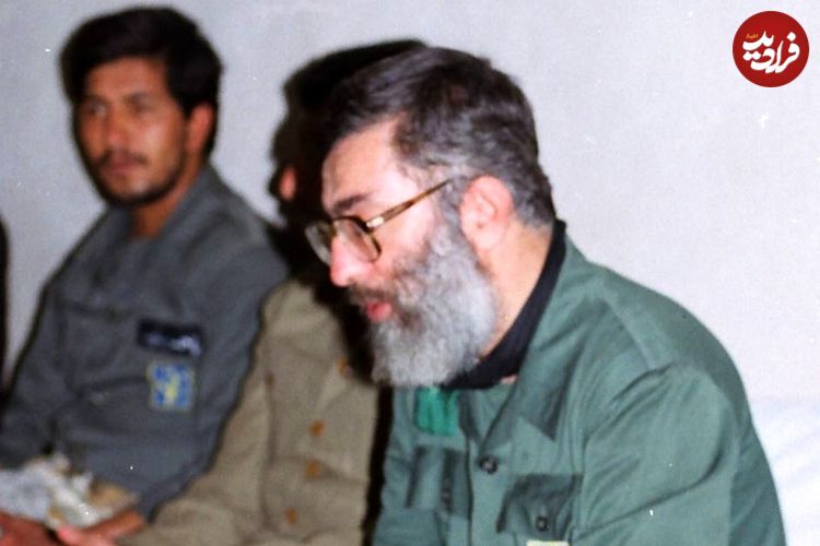 عکس؛ سفر به تاریخ؛ «رهبر انقلاب» در حال سینه‌زنی در میان رزمندگان در جبهۀ جنوب؛ سال 1367