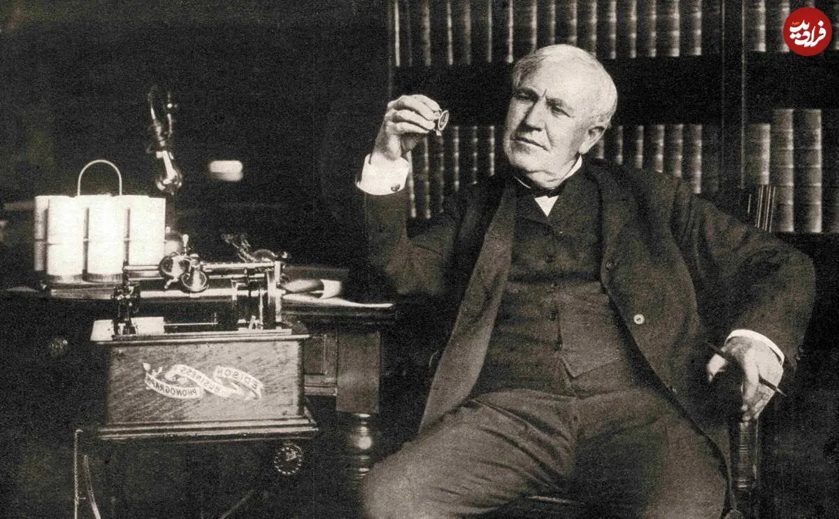 عکس| سفر در زمان؛ «توماس ادیسون» در کنار اختراع حیرت انگیزش «گرامافون»؛ سال 1253