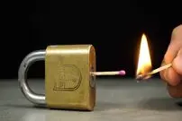 (ویدئو) اگر دسته کلیدتان را گم کردید، به این روش با کبریت کلیدها را باز کنید