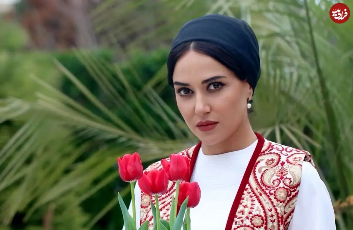 عکس| سفر زمان؛ چهرۀ «پریناز ایزدیار» در 9 سالگی در حال خواندن کتاب