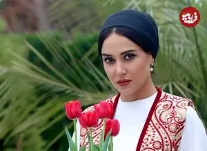 عکس| سفر زمان؛ چهرۀ «پریناز ایزدیار» در 9 سالگی در حال خواندن کتاب