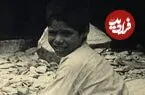 عکس| سفر زمان؛ سنگتراش پابرهنه مشهدی و شاگردش؛ 80 سال قبل