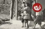 عکس| سفر زمان؛ کودکان رشتی در کنار کلبه؛ سال 1329