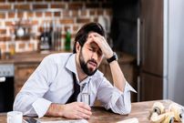 سردرد ناشی از کم‌آبی؛ علائم و روش‌های درمان