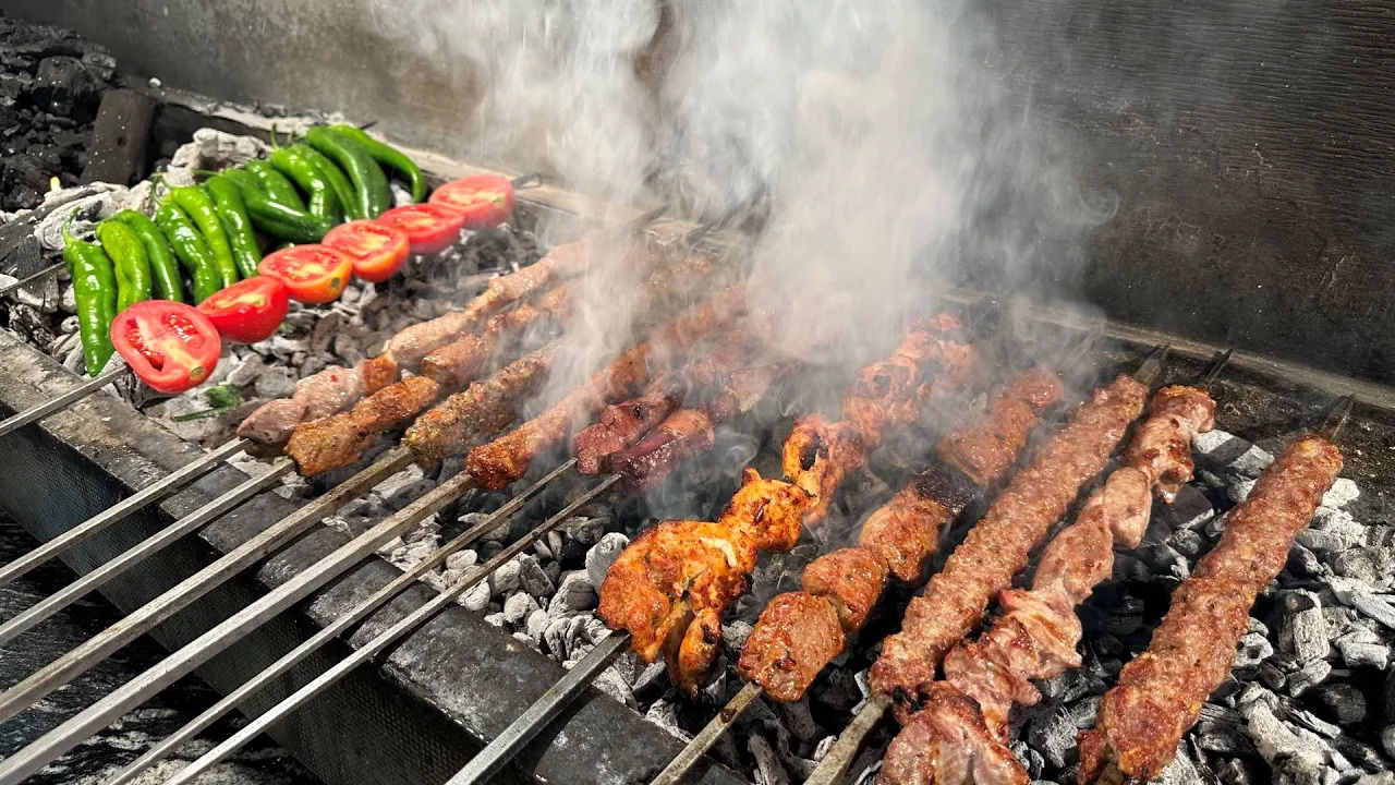 (ویدئو) غذای خیابانی محبوب در ترکیه؛ نحوه تهیه و پخت انواع کباب در استانبول
