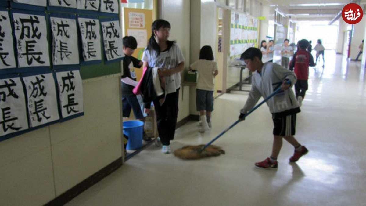 در ژاپن دانش آموزان مدارس را تمیز می‌کنند