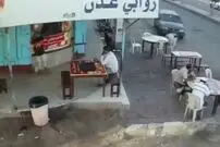 (ویدئو) زیر گرفتن مشتریان یک رستوران توسط راننده روانی