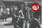 عکس| سفر زمان؛ یک آرایشگر دوران قاجار در حال تراشیدن موی مشتری