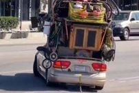 (ویدئو) لحظه تک‌چرخ زدن یک وانت به خاطر بار بیش از حد مجاز!