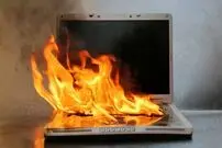 (ویدئو) لحظه انفجار و آتش‌سوزی باطری لپ‌تاپ