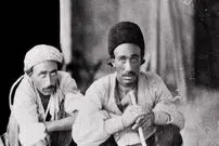 عکس| سفر زمان؛ عکس یادگاری سه مرد ایرانی با یک «شیر رام‌شده»؛ دوران قاجار