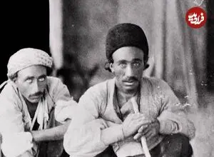 عکس| سفر زمان؛ عکس یادگاری سه مرد ایرانی با یک «شیر رام‌شده»؛ دوران قاجار