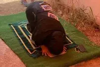 ویدیویی پربازدید از نماز خواندن یک زن هنگام زلزله جدید ترکیه