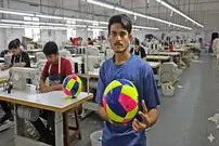 ببینید| مراحل دیدنی تولید توپ فوتبال در کارگاهی در پاکستان