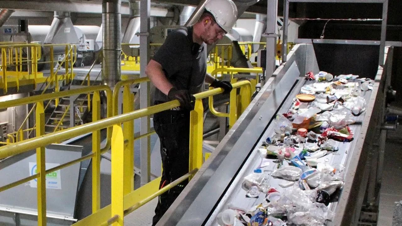 (ویدئو) عملیات حیرت آور بازیافت زباله در بزرگترین مرکز بازیافت آلمان