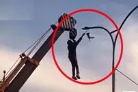 ببینید| آویزان شدن مردی از جرثقیل برای نجات پرنده گرفتار