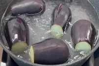(ویدئو) پخت یک غذای کُره ای با بادمجان و هویج به سبک آشپز فرانسوی