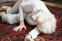 بررسی علل زمین خوردن سالمندان؛ از بیماری‌های قلبی و مغزی تا آلزایمر