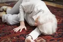 بررسی علل زمین خوردن سالمندان؛ از بیماری‌های قلبی و مغزی تا آلزایمر