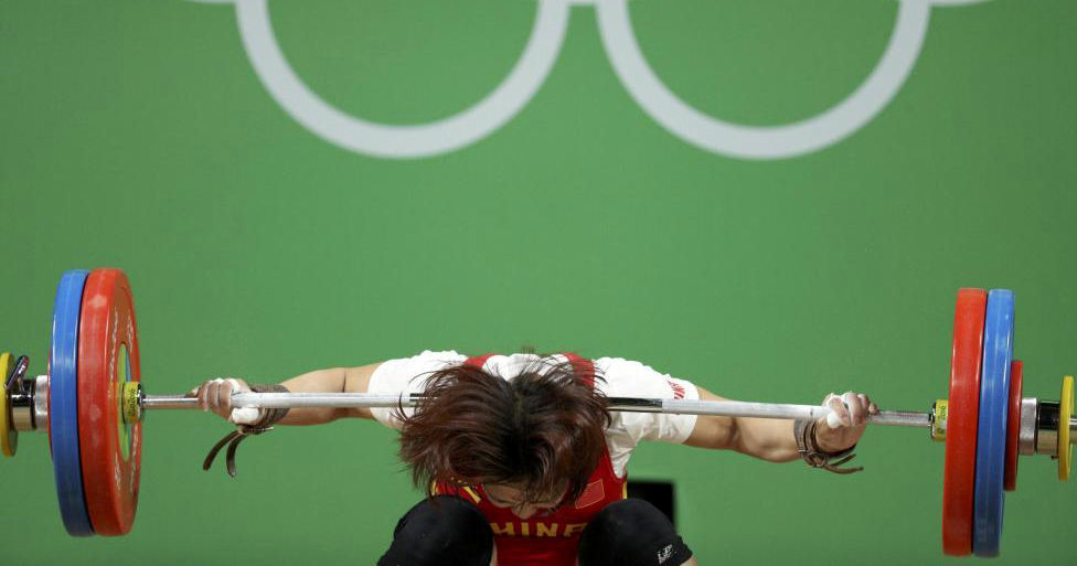 عکس/ خطری که از بیخ‌گوش وزنه‌بردار زن چین گذشت