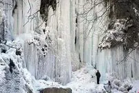 (ویدئو) قندیل بستن تمام آبشار از سرمای هوا در یکی از روستا‌های تفت
