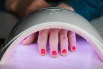 هشدار یک متخصص پوست خطرات استفاده از لاک خشک‌کن UV