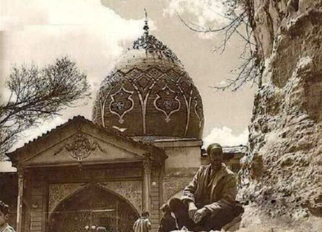 (عکس) تصویری جالب از امام‌زاده صالح تجریش؛ حیرت مردم از دیدن اولین بالن در دوره قاجار