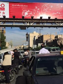 تصاویر/ مردی خود را از پل عابر پیاده حلق آویز کرد