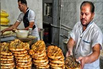 ببییند| غذای خیابانی در ایران؛ مراحل تماشایی پخت نان بربری در اصفهان