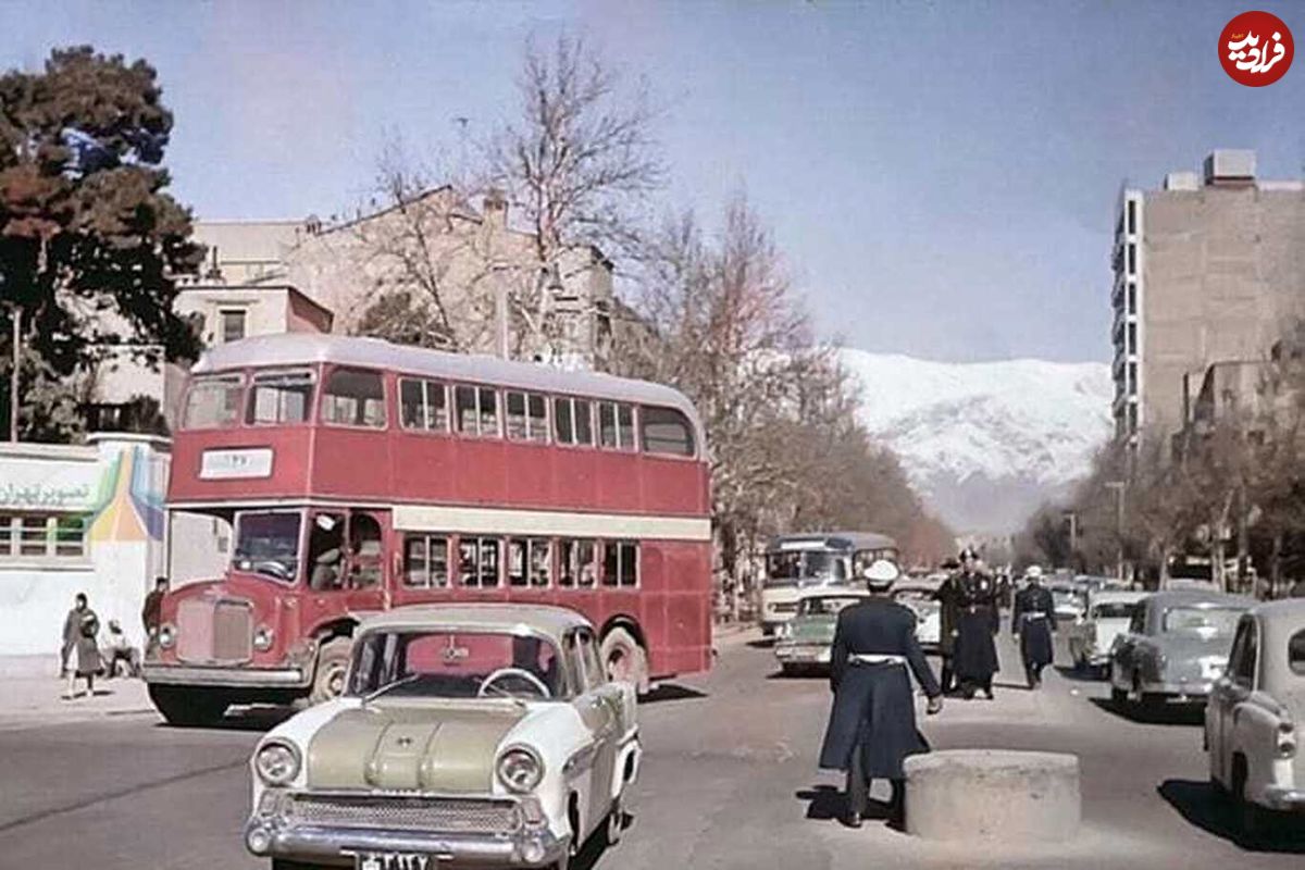 (عکس) آویزان شدن مردم از اتوبوس دو طبقه خط ۲۰۴ تهران!