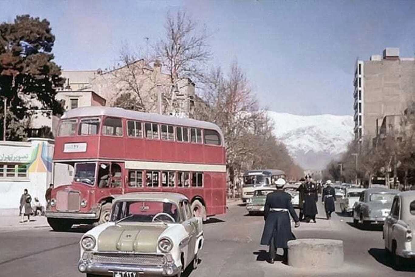 (عکس) آویزان شدن مردم از اتوبوس دو طبقه خط ۲۰۴ تهران!