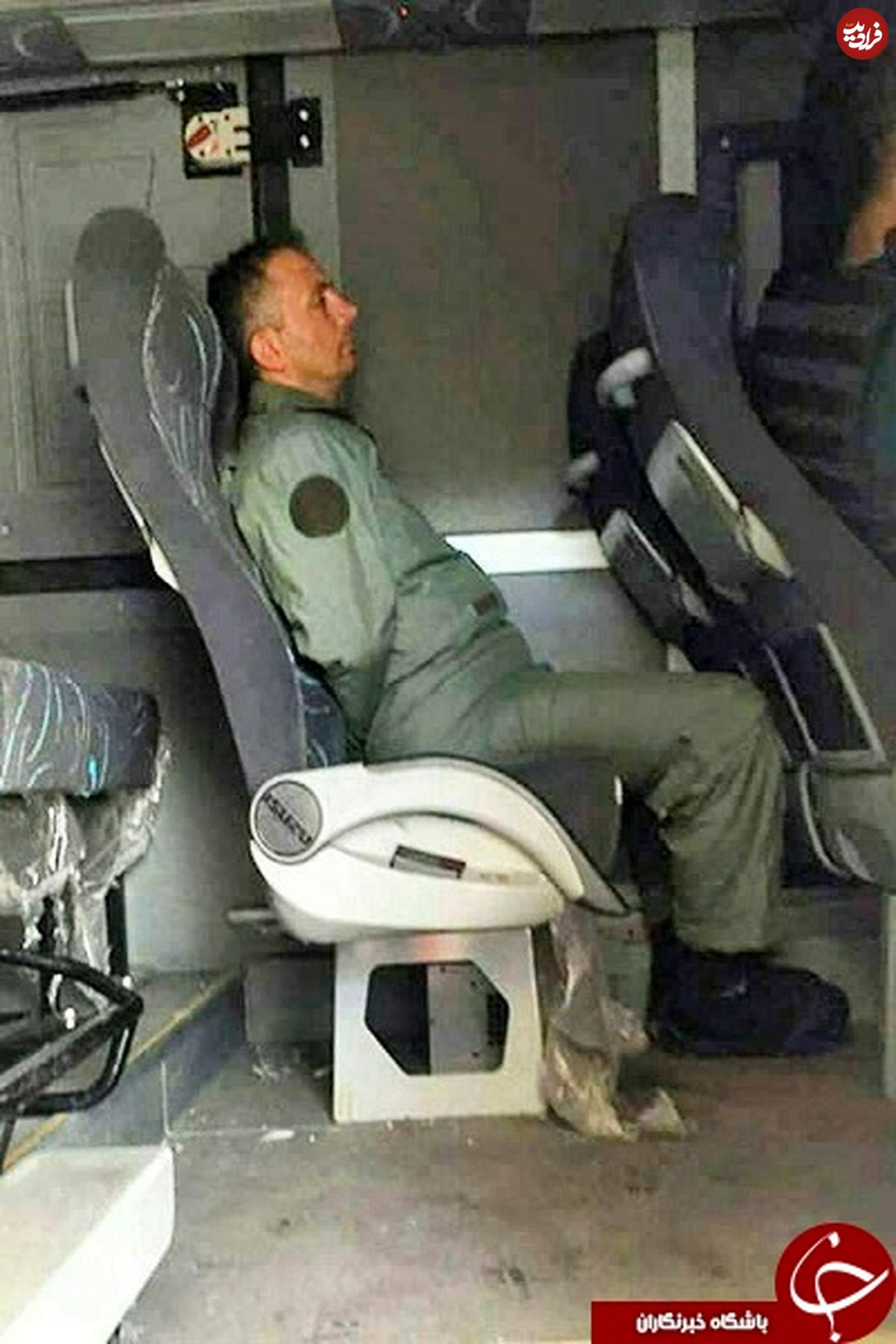 عکس/ خلبان کودتاچی ترکیه دست‌بسته در هواپیما