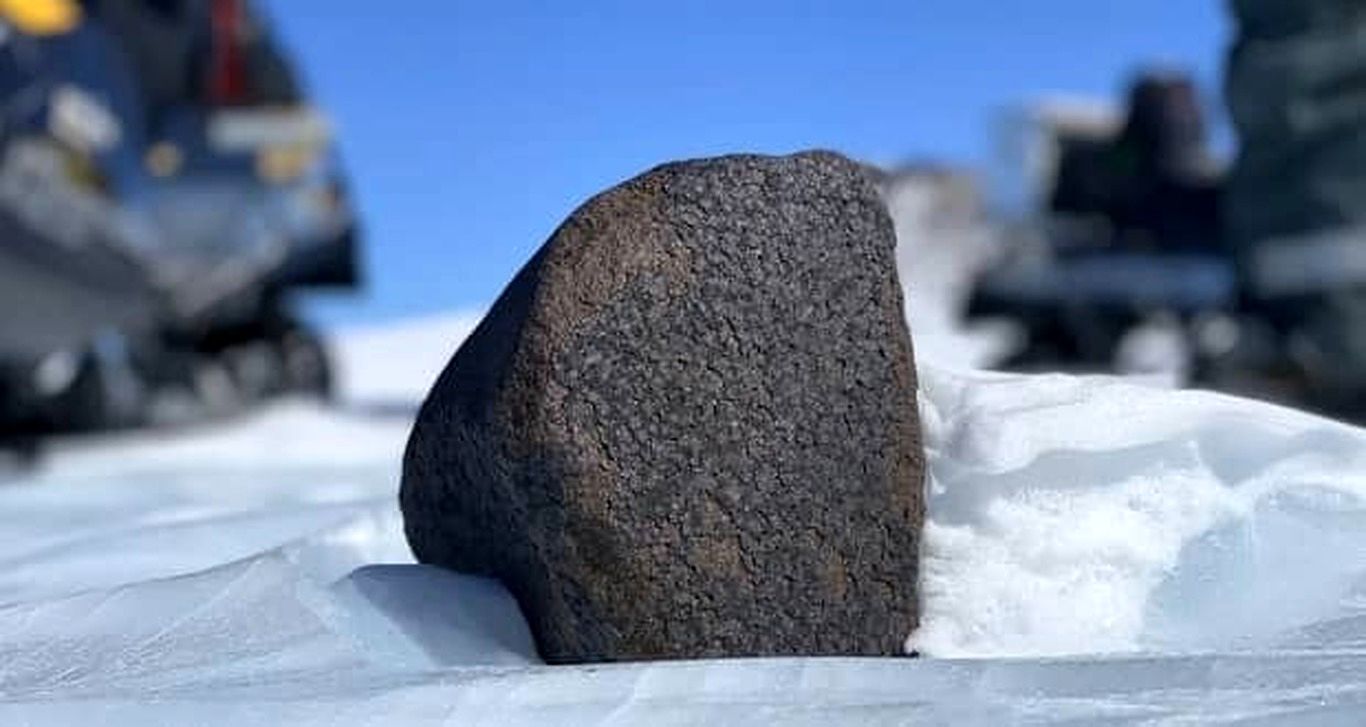 (عکس) کشف یک شهاب سنگ نادر و مرموز در قطب جنوب